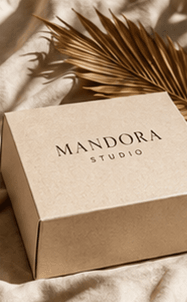 Boîte d'expédition Mandora Studio en carton kraft avec feuille de palmier séchée